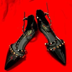black pointed flats, with gold, brand is olivia jaymes, size 7. never worn